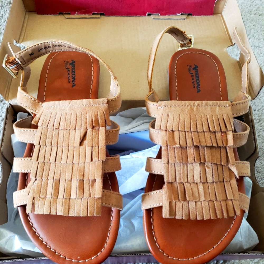 Girl's tan sandle with fringes